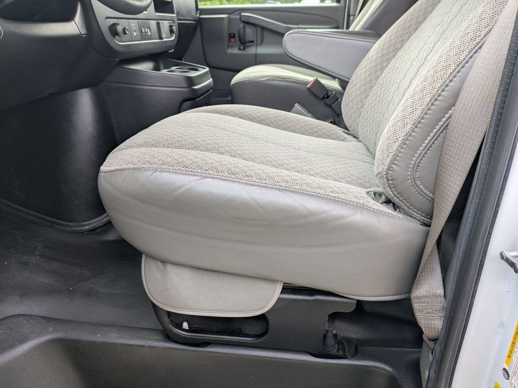 2023 Chevrolet Express Passenger 3500 1LS
