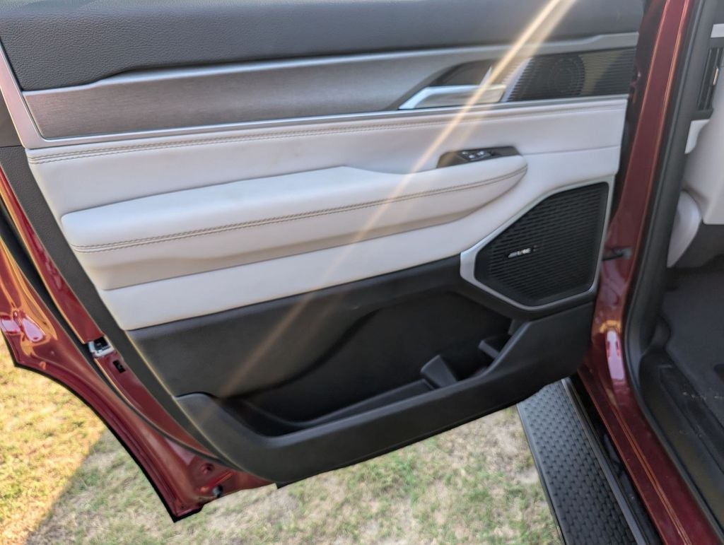 2026 Jeep Grand Wagoneer 4x2