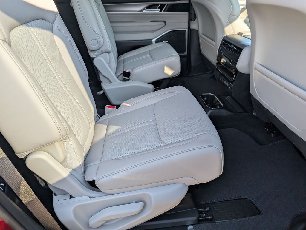 2026 Jeep Grand Wagoneer 4x2