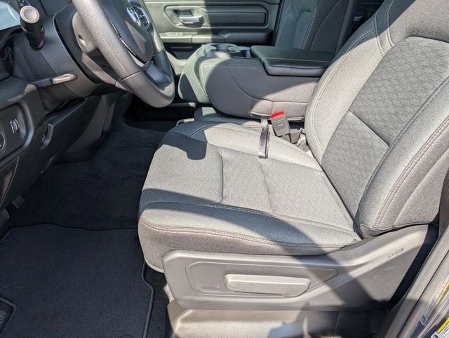 2026 RAM 1500 RAM 1500 EXPRESS QUAD CAB 4X2 6'4' BOX