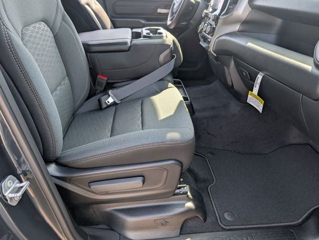 2026 RAM 1500 RAM 1500 EXPRESS QUAD CAB 4X2 6'4' BOX