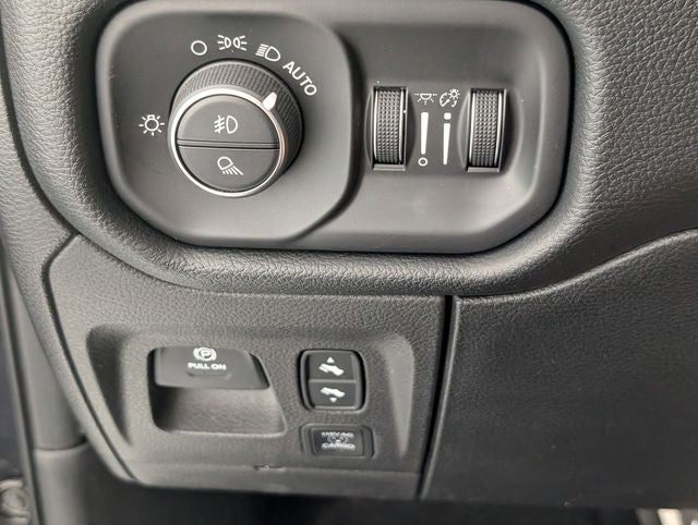2020 RAM 1500 Laramie Crew Cab 4x4 5'7' Box