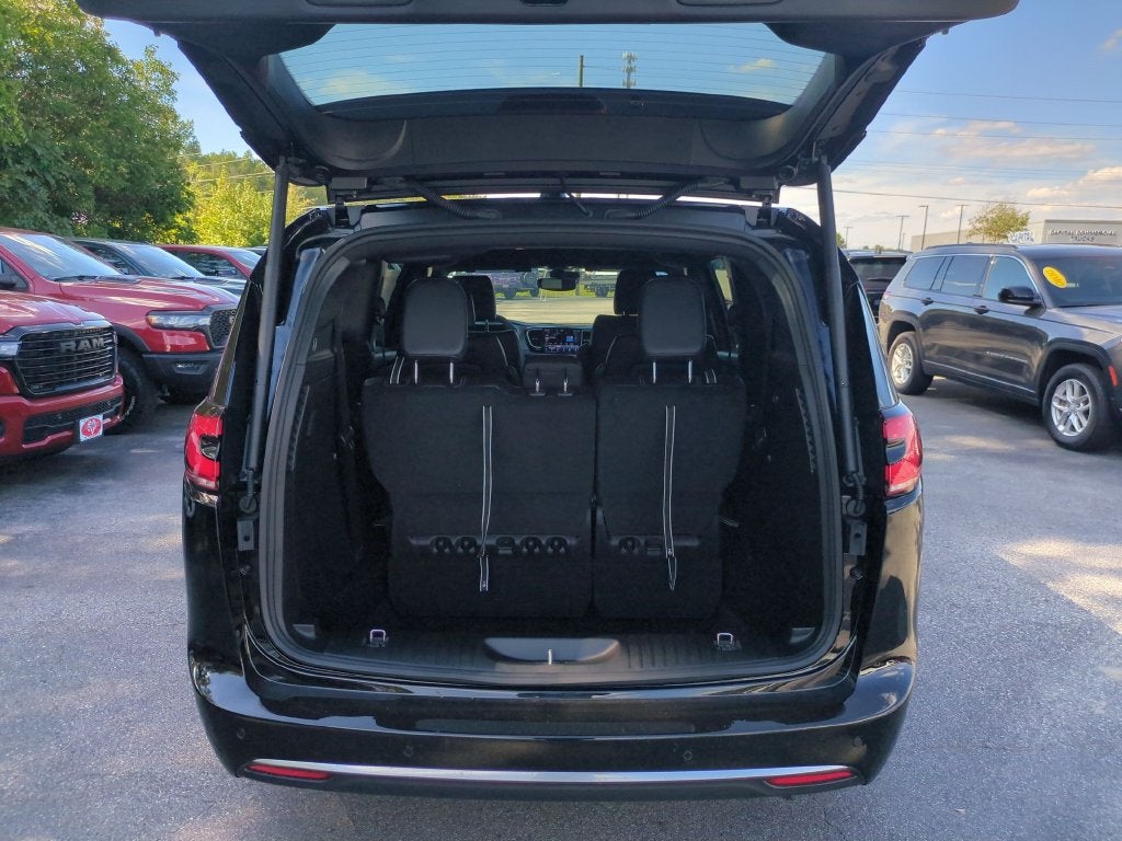 2027 Chrysler Pacifica Select