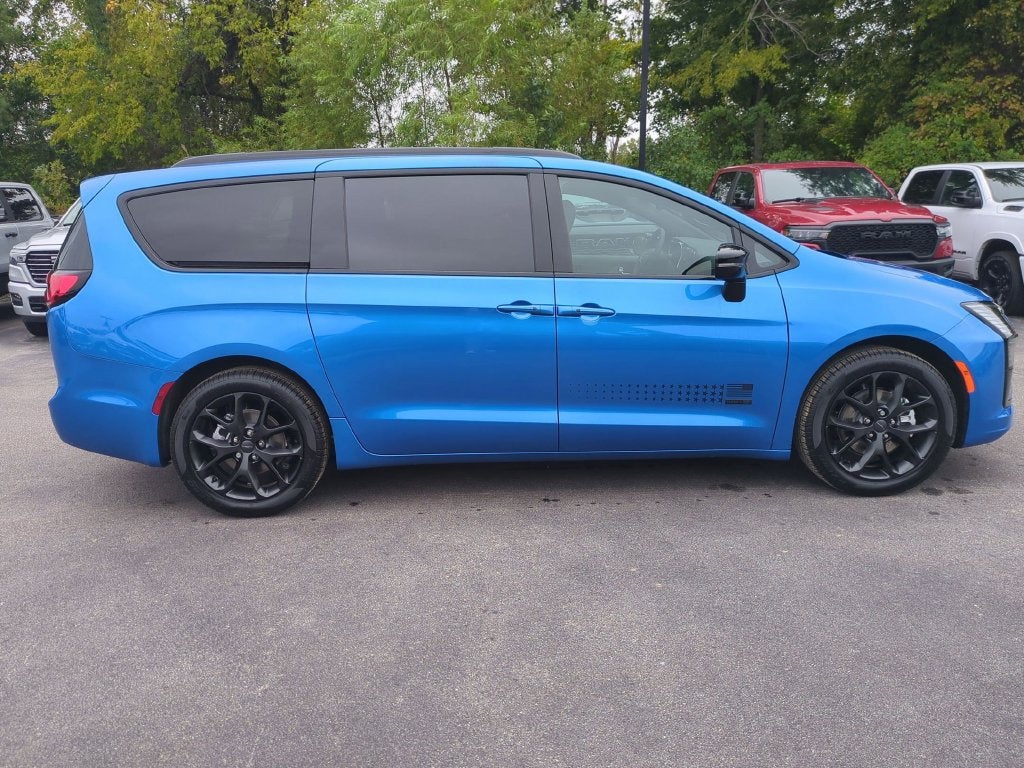 2027 Chrysler Pacifica Select