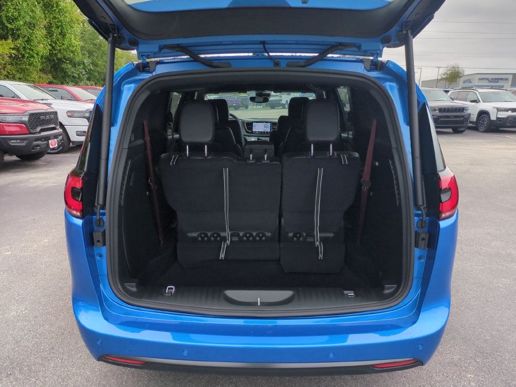 2027 Chrysler Pacifica Select