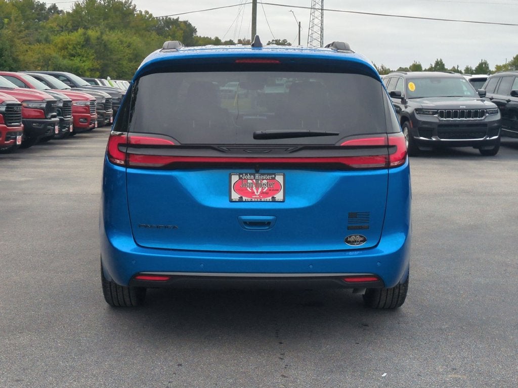 2027 Chrysler Pacifica Select