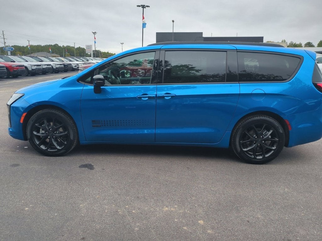 2027 Chrysler Pacifica Select