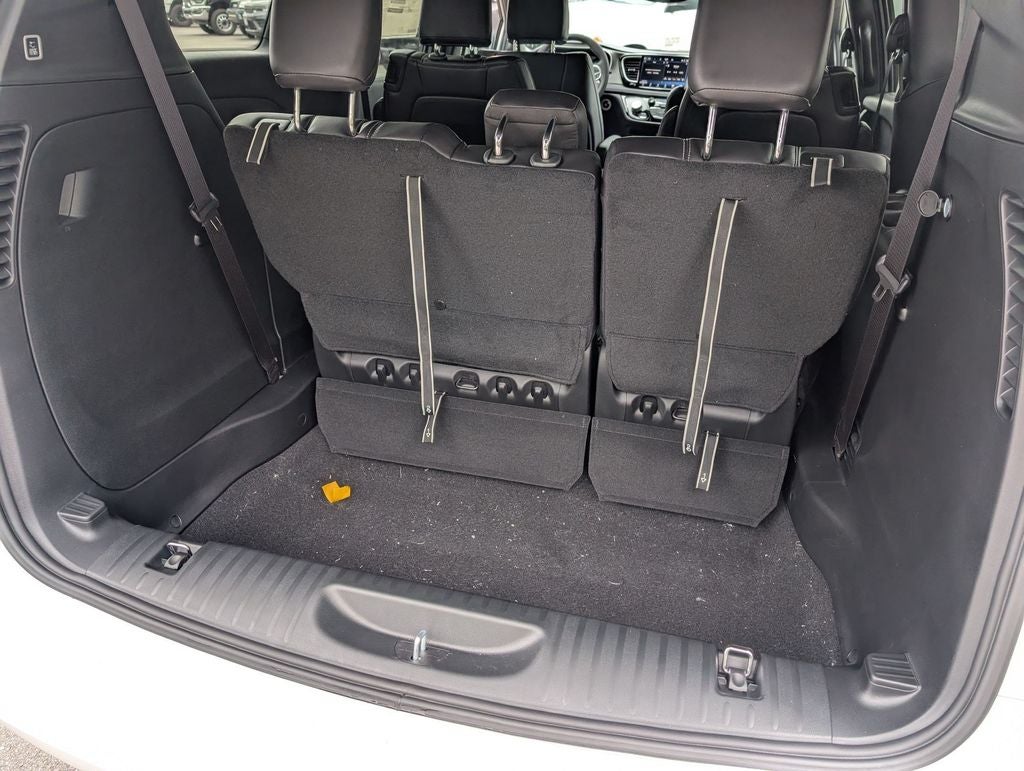 2027 Chrysler Pacifica Select