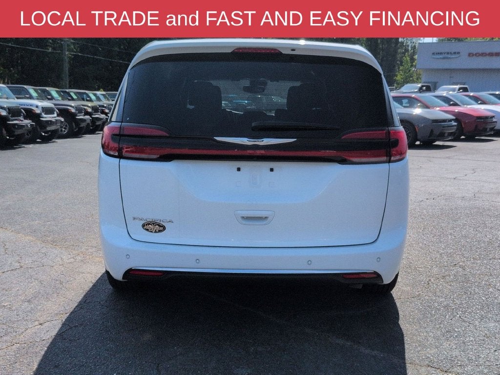 2025 Chrysler Pacifica Select