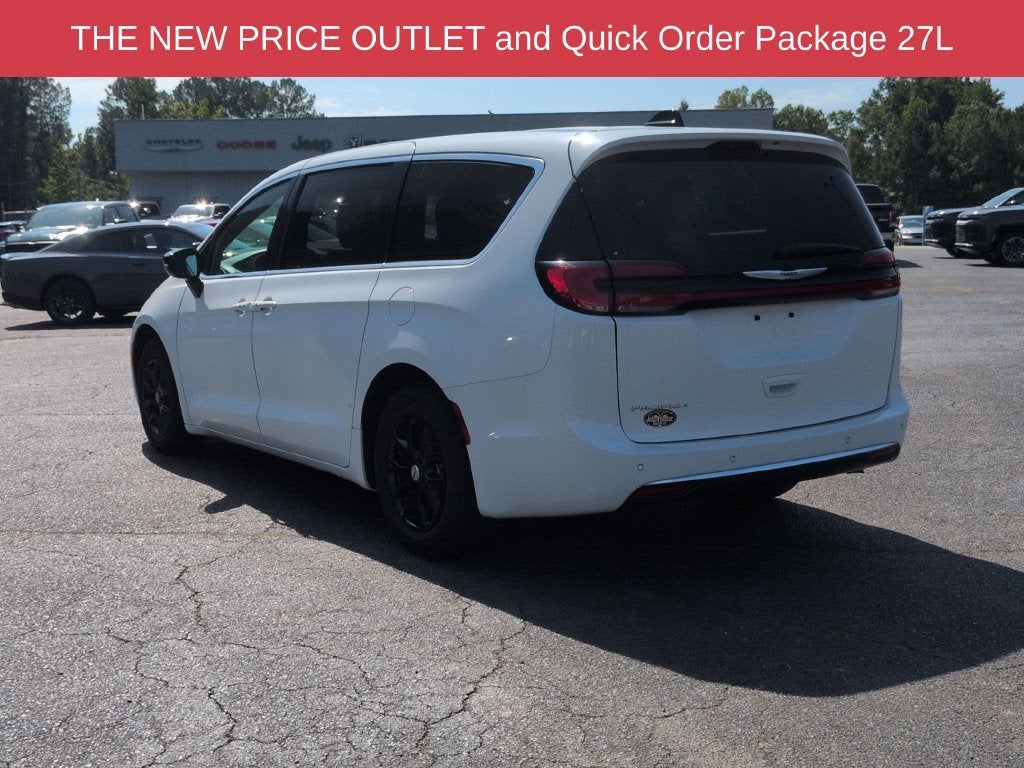 2025 Chrysler Pacifica Select