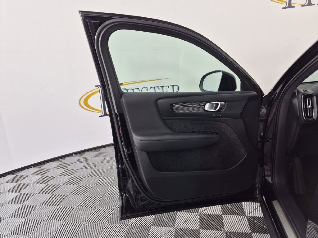 2023 Volvo XC40 B5 Plus Dark Theme