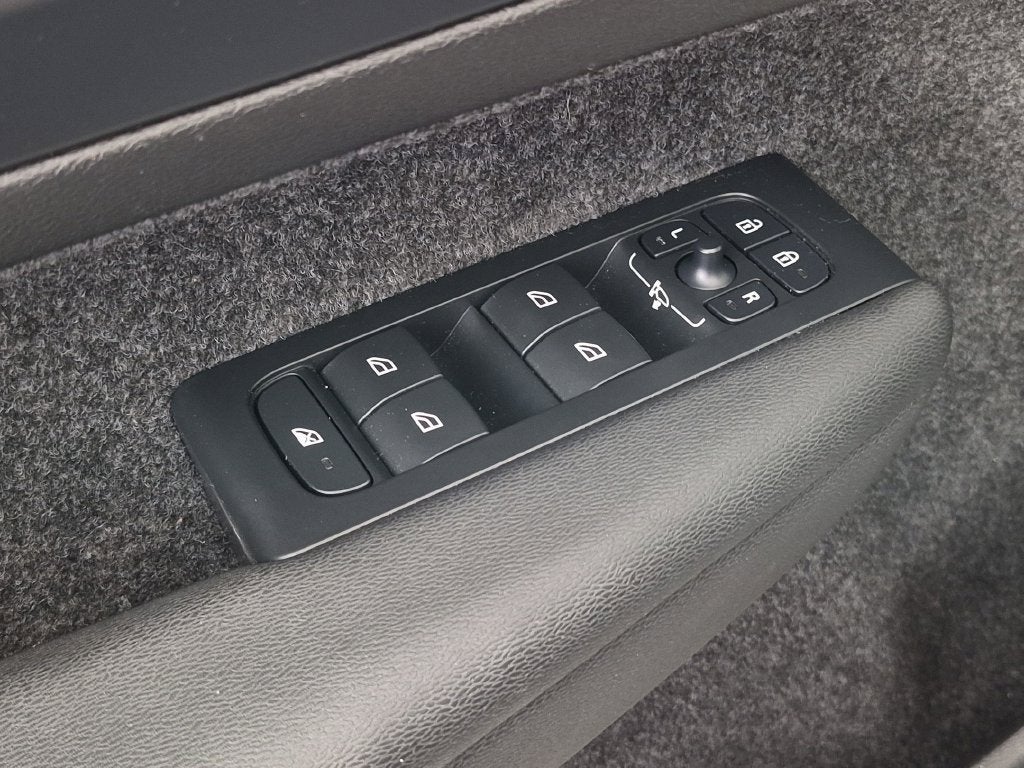 2023 Volvo XC40 B5 Plus Dark Theme