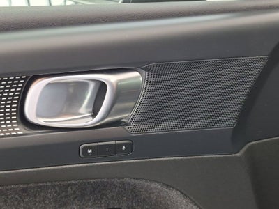 2023 Volvo XC40 B5 Plus Dark Theme