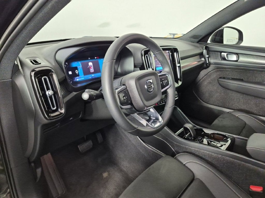 2023 Volvo XC40 B5 Plus Dark Theme