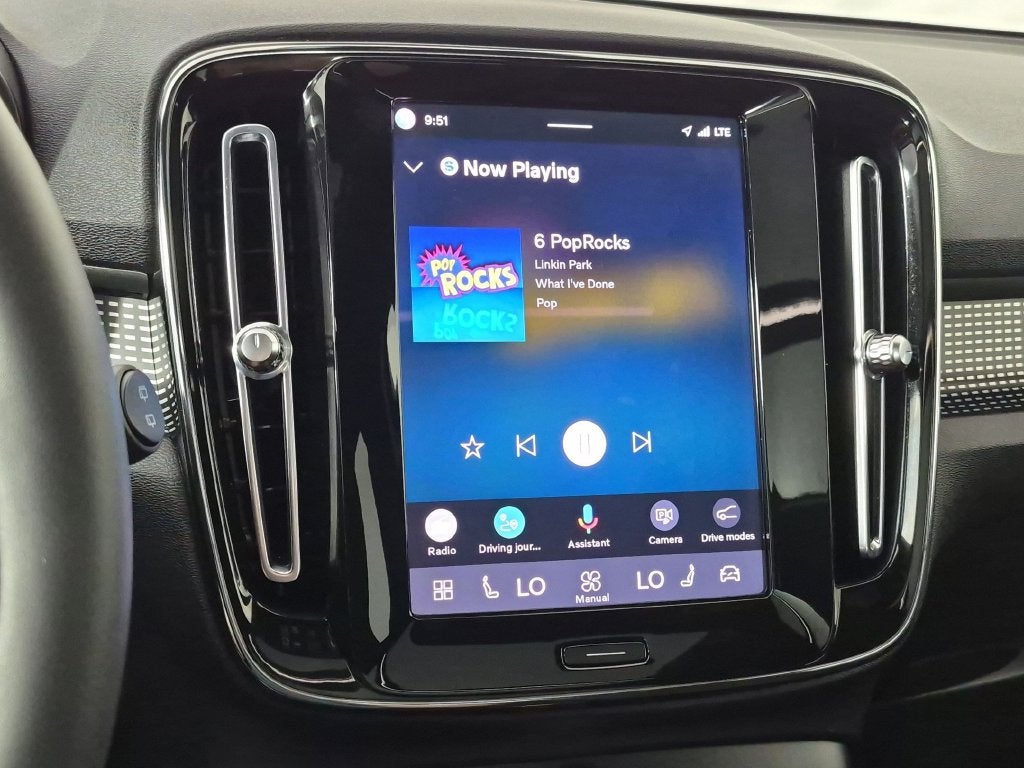 2023 Volvo XC40 B5 Plus Dark Theme