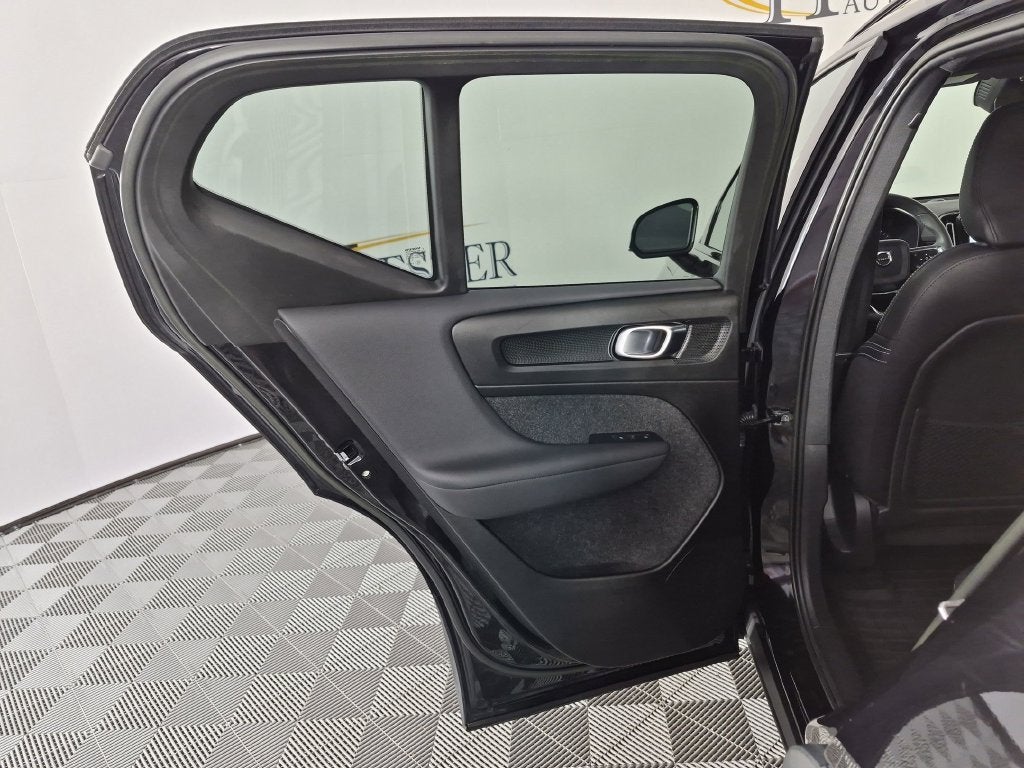 2023 Volvo XC40 B5 Plus Dark Theme