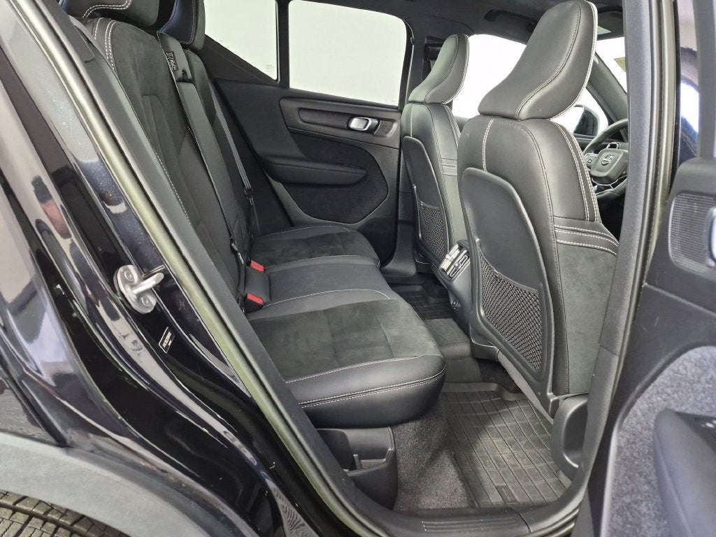 2023 Volvo XC40 B5 Plus Dark Theme
