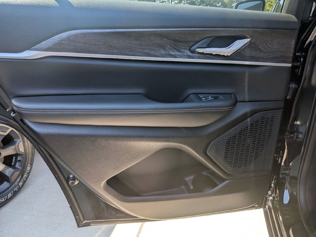 2027 Jeep Grand Cherokee L Laredo Altitude