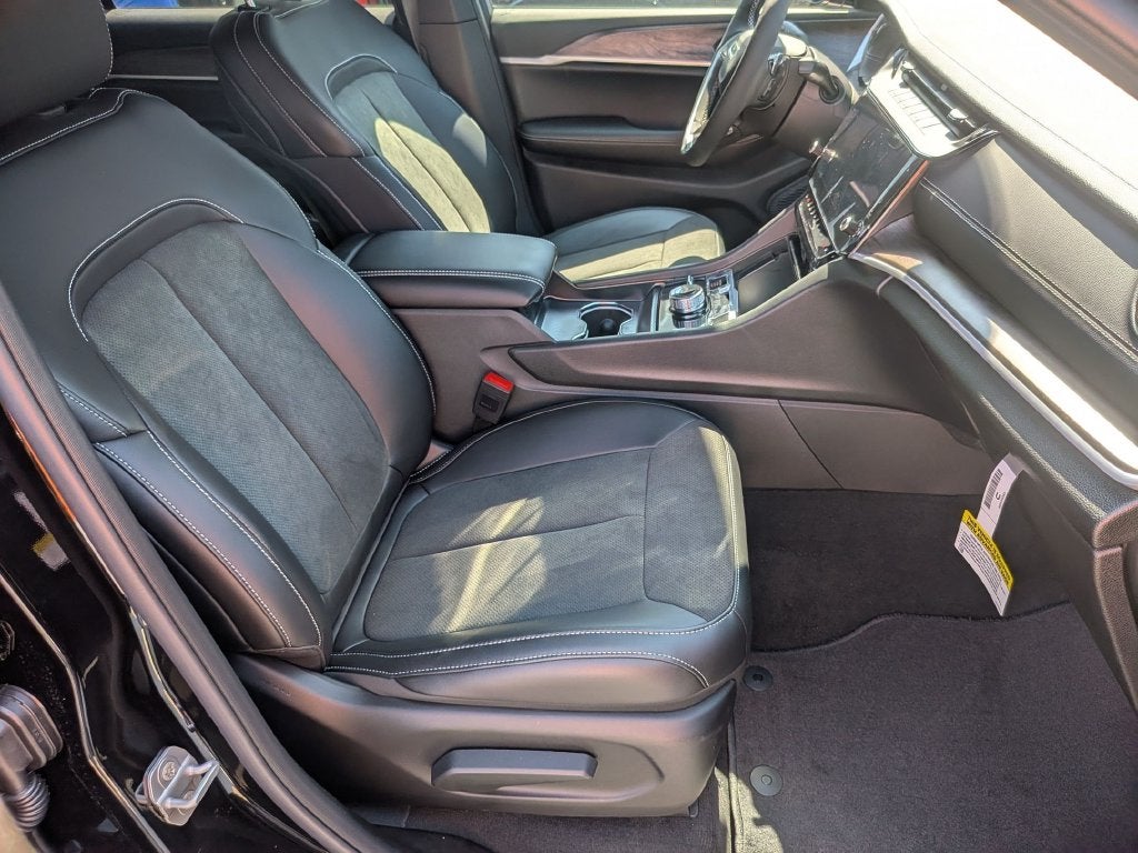 2027 Jeep Grand Cherokee L Laredo Altitude