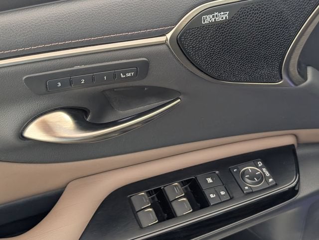 2022 Lexus ES 300h Ultra Luxury