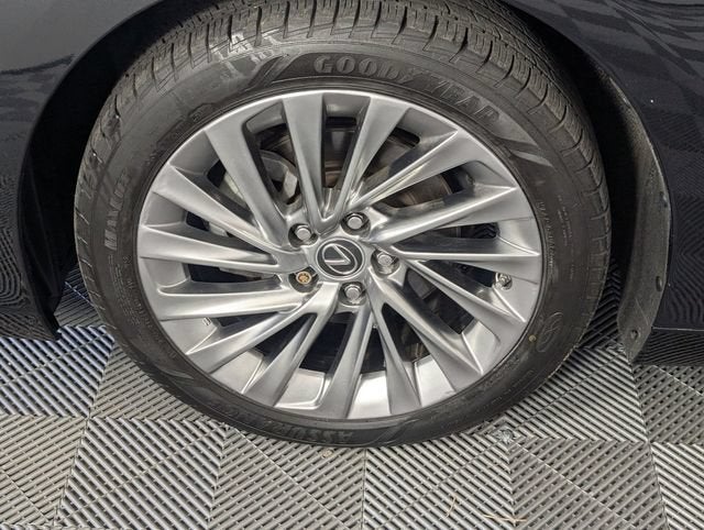 2022 Lexus ES 300h Ultra Luxury